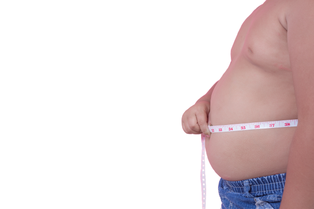 menino, criança, sem camiseta, acima do peso medindo sua barriga com uma fita métrica