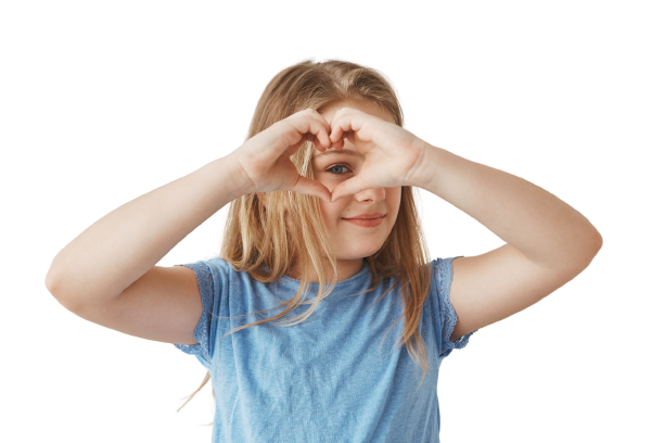 menina, criança, camiseta azul, fazendo um coração com as mãos diante dos olhos