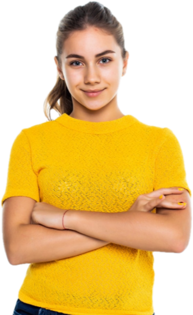 menina adolescente, blusa amarela, braços cruzados e confiante, olhando para a camera